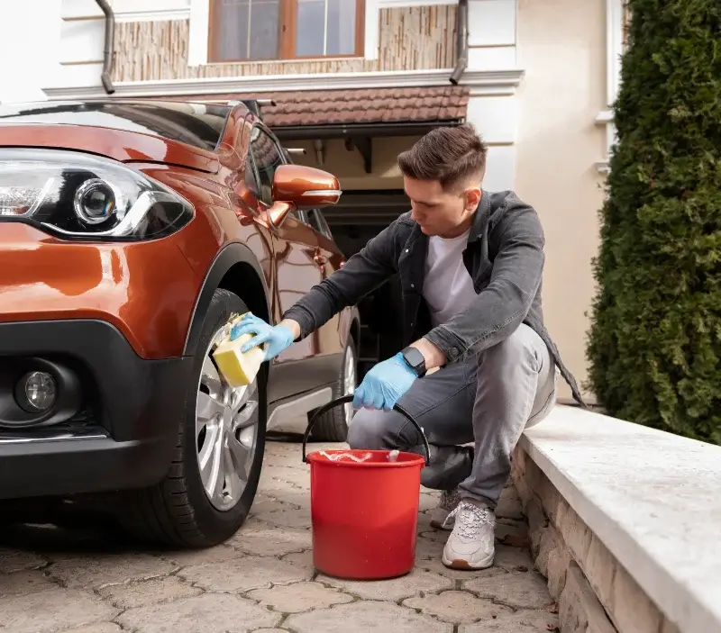 Lavage auto à domicile Les Fourgs : professionnel intervenant sur un véhicule